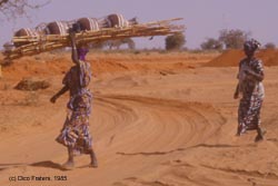 foto van vrouwen op weg naar de markt, kruiken op het hoofd