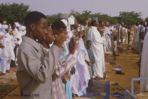 to pray / bidden/ te adduwa